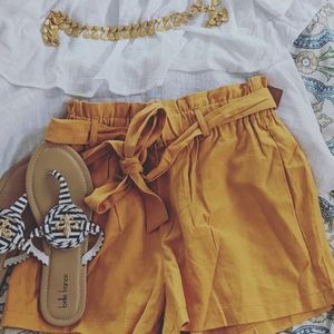 High-waisted tie mustard shorts.